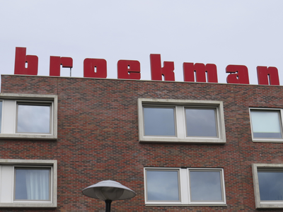 901024 Afbeelding van de buitenreclame van Broekman Woninginrichting (Amsterdamsestraatweg 15) te Utrecht, op het dak ...